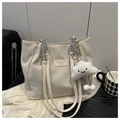Bolso tote beige minimalista con patrón de tejido y accesorio de amuleto de nube - Blanco roto con colgante