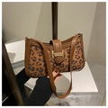 Detailansicht der Schultertasche mit Leopardenmuster, braunem PU-Leder und Goldschnalle - Rotbraun
