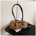 Detail der gewebten Stroh-Handtasche mit schwarzem Lederbesatz und Bärenanhänger - Schwarz Mit Anhänger