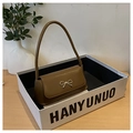 Détail du sac baguette vintage marron avec boucle nœud dorée dans sa boîte cadeau - Khaki Foncé