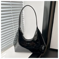 Detalle del bolso hobo de charol negro brillante con logotipo plateado y cremallera superior - Negro