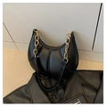 Schicke gesteppte Halbmond-Tasche in Schwarz mit goldener Kette und PU-Lederstruktur - Schwarz