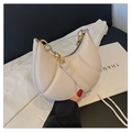 Elegante cremefarbene halbmond Tasche mit Muschelfalten und goldener Kettenverzierung - Weiß