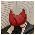 Schicke rote Halbmond-Tasche mit gesteppter Textur und goldener Gliederkette - Rot
