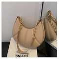 Beige gefaltete Halbmond-Achseltasche mit Goldkette und gestepptem PU-Leder-Finish - Khaki