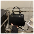 Bolso de mano minimalista negro en cuero sintético con aros dorados y detalles de nudos - Negro