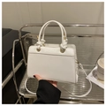Bolso de mano blanco minimalista de cuero PU con asa anudada y detalles dorados - Blanco