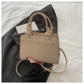 Bolso bandolera beige de piel sintética con texto Fashion Trend sobre un blazer gris - Caqui