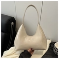 Elegante bolso hobo de charol beige con letras en relieve y correa de hombro moderna - Blanco