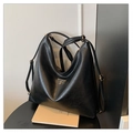 Detalle del bolso hobo negro en cuero PU granulado con logotipo triangular y dos correas - Negro