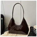 Elegante bolso hobo de charol marrón oscuro con forma de media luna minimalista y brillante - café