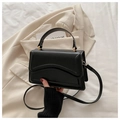 Schicke kleine schwarze Tasche mit Wellenklappe und eleganten goldenen Metallteilen - Schwarz