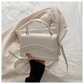 Weiße strukturierte Tasche mit Wellennähten und Golddetails auf einem Blazer - Weiß