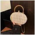 Elegante bolso de mano en tweed marfil con cadena dorada y cierre de strass - Blanco