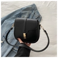 Bolso tipo silla de montar negro con hebilla dorada y acabado mate liso elegante - Negro