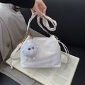 Sac seau plissé blanc crème minimaliste avec un charm nuage mignon et une sangle - Blanc cassé avec pendentif