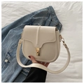 Bolso de hombro beige estilo montura con hebilla dorada y correa ancha de cuero - Blanco