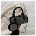 Bolso cilíndrico negro con tachuelas plateadas y mini monedero a juego colgado - Negro