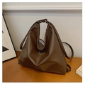 Bolso tote de cuero marrón oscuro con placa triangular metálica y cremallera dorada - café