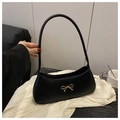 Elegante schwarze Umhängetasche mit goldener Metallschleife und glattem Lederfinish - Schwarz