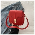Bolso de hombro de cuero mate rojo con cierre dorado y correa ancha ajustable - Rojo