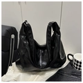 Dettaglio della borsa hobo nera lucida con ampia tracolla e fibbia in metallo argento - Senza Ciondolo / Nero