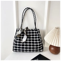 Bolso tote de punto a cuadros blancos y negros con pañuelo de seda y etiqueta - Negro