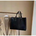Détail du sac cabas noir à motif crocodile avec des boucles en métal doré - Noir