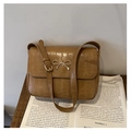 Détail du sac à bandoulière marron motif crocodile avec boucle élégante en nœud doré - Marron