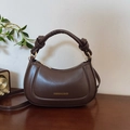 Borsa a tracolla a mezzaluna marrone scuro con manico a nodo e dettagli oro - caffè