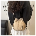 Detail der beigen Nylon-Beuteltasche mit Kordelzug, Seitentasche und verstellbarem Gurt - Khaki