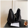 Borsa tote minimalista in nylon nero con ampia tracolla esposta su piano di legno - Nero