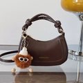 Borsa a mano a mezzaluna marrone scuro con manico a nodo e ciondolo mostro di peluche - Senza Ciondolo / Marrone