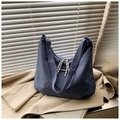Borsa tote a mezzaluna in nylon blu navy minimalista con nodo alla moda e tracolla - Blu