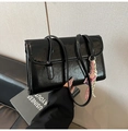 Minimalist black rectangular shoulder bag in glossy faux leather with charm - Black With Pendant
