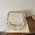 Borsa a tracolla intrecciata color crema con catena argento e chiusura a patta - Bianco Sporco