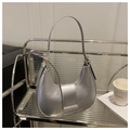 Bolso hobo plateado metalizado con hebilla decorativa y detalles de correa fina - Plateado