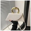 Dettaglio borsa bianca in pelle e camoscio con manico in metallo dorato - Bianco