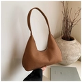 Detalle de la textura trenzada marrón y la silueta curva de este bolso Hobo minimalista - Marrón