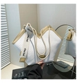Dettaglio della borsa tote in pelle intrecciata con taglio a V e tracolla in tela - Cachi