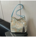 Dettaglio borsa tote jacquard in stile cinese con motivo montano e nappina grigia - Blu