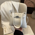 Grand sac cabas chic en similicuir crème avec fermoir rotatif et bandoulière réglable - Blanc