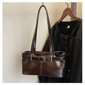 Nahaufnahme der braunen Vintage-Leder-Schultertasche mit silberner Schnalle und Steppnähten - Kaffeebraun