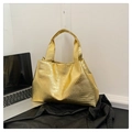 Bolso tote dorado metalizado con textura de cocodrilo y diseño amplio de un hombro - Dorado