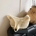 Crèmewitte halve maan crossbodytas met bubbeltextuur en brede schouderband - Wit