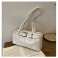 Nahaufnahme der cremefarbenen PU-Ledertasche mit Silberschnalle und Vintage-Gürtel-Detail - Gebrochenes Weiß