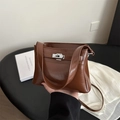 Sac fourre-tout vintage marron brillant avec fermoir pivotant et bandoulière longue - Brun Foncé