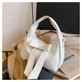 Chique witte croissant tas met grote strik decoratie en een elegante metalen ketting - Wit