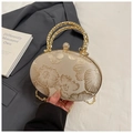 Détail de la broderie florale champagne et du fermoir en strass de la pochette de soirée - Blanc