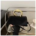 Minimalistische schwarze Trapez-Handtasche mit goldfarbenem Skulpturgriff und Riemen - Schwarz